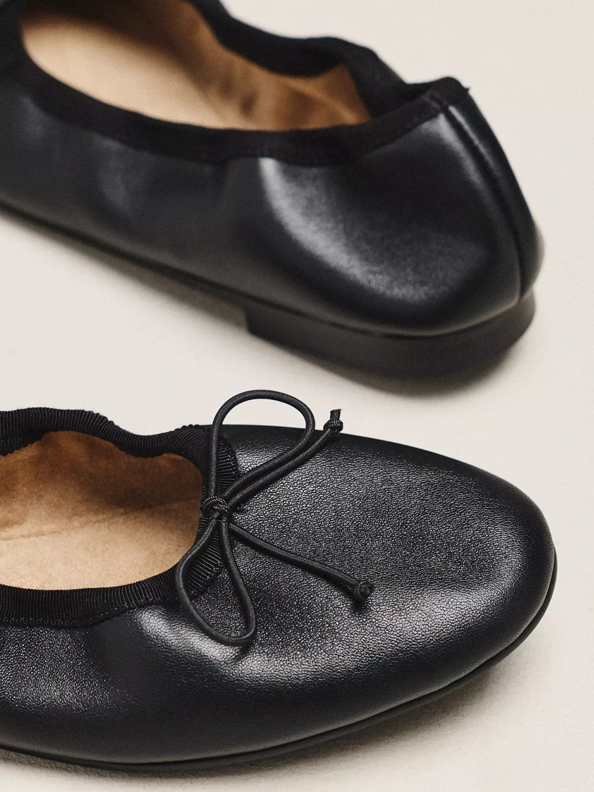 Black Round-Toe Slip-On Classic Ballet Flats With Front Bow