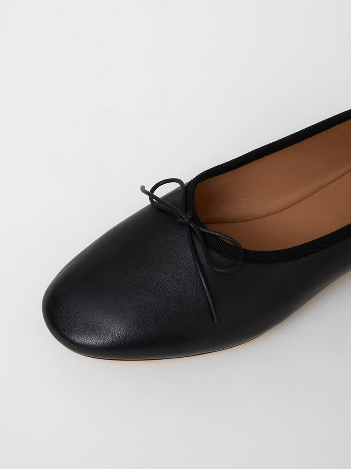 Black Round-Toe Simple Chic Ballet Flats With Front Bow