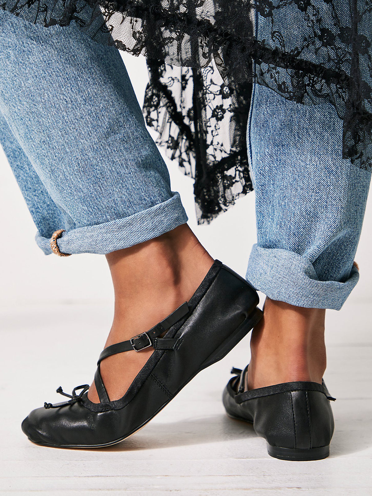 Black Round-Toe Front Bow Crossed Straps Ballet Flats