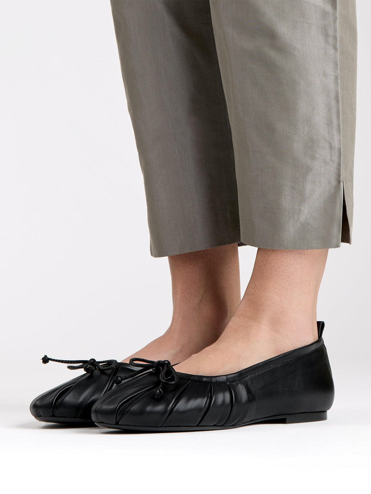 Black Round-Toe Front Bow Slip-On Pleated Flats